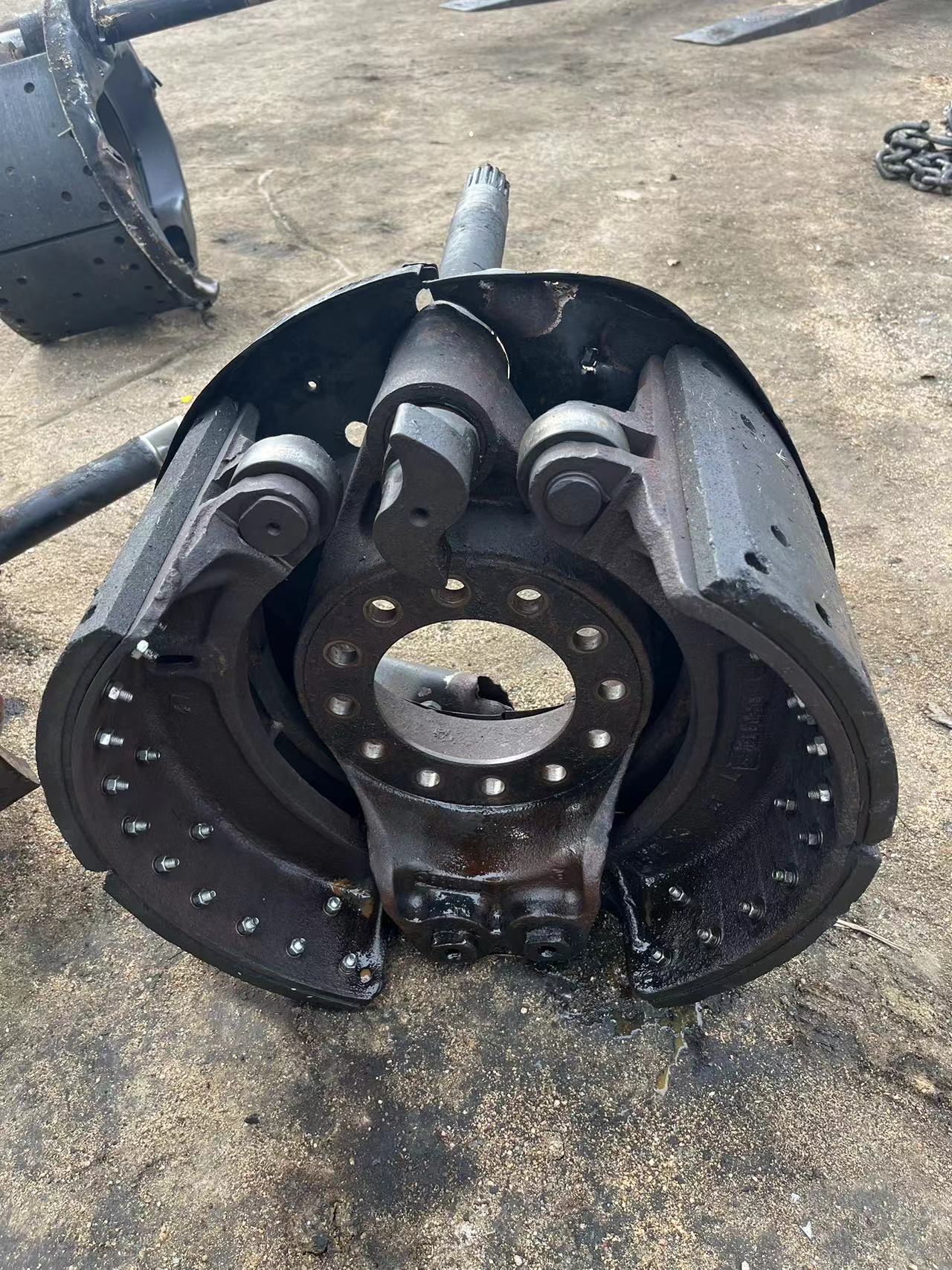 解放457后桥刹车总成FAW457 rear axle brake assembly